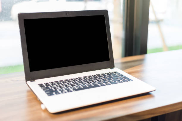 immagine mockup del laptop con schermo nero vuoto sul tavolo di legno della caffetteria. - computer key internet cafe coffee internet foto e immagini stock