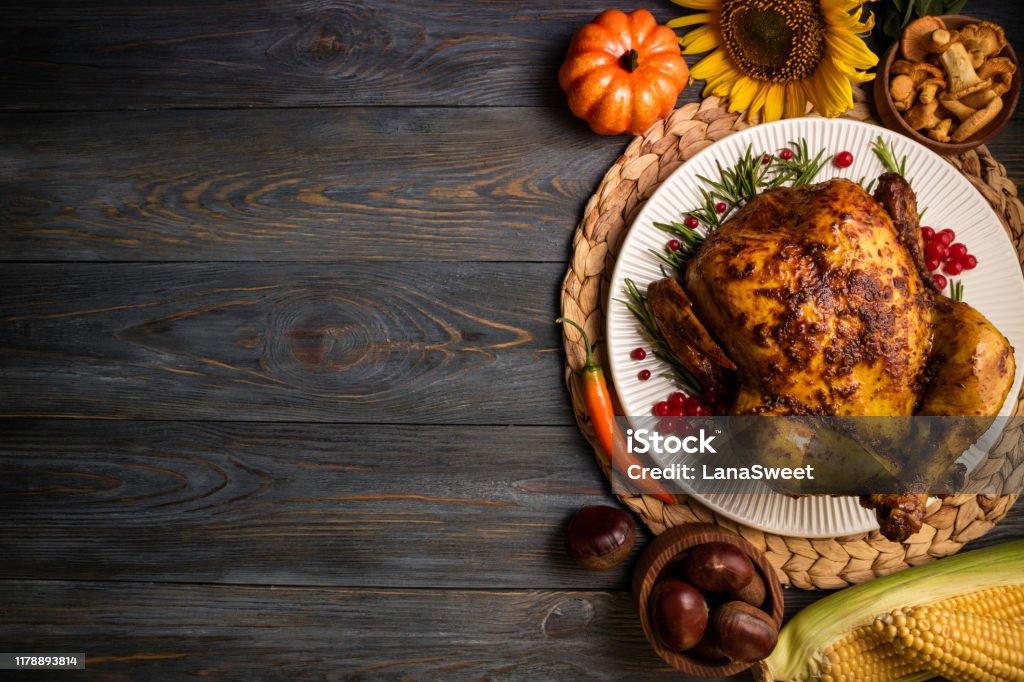 Roasted whole chicken or turkey with autumn vegetables for thanksgiving dinner on wooden background. Thanksgiving Day concept. Top view Roasted whole chicken or turkey with autumn vegetables for thanksgiving dinner on wooden background. Thanksgiving Day concept. Top view, copy space Thanksgiving - Holiday Stock Photo