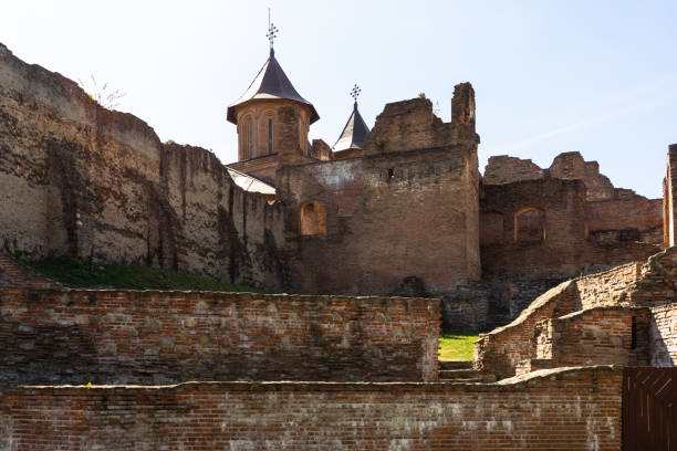 ruines de la vieille forteresse médiévale (château) et de l'église dans la cour royale targoviste, roumanie. - tirgoviste photos et images de collection