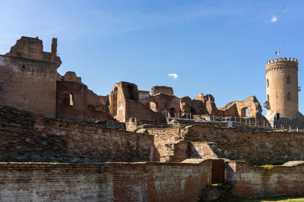 la torre chindia (turnul chindiei) e le rovine dell'antica fortezza medievale di targoviste, in romania. - tirgoviste foto e immagini stock