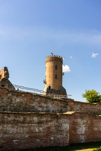 la torre chindia (turnul chindiei) e le rovine dell'antica fortezza medievale di targoviste, in romania. - tirgoviste foto e immagini stock
