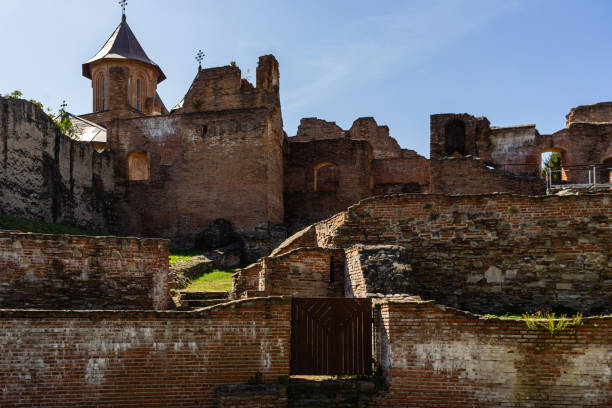ruiny średniowiecznej starej twierdzy (zamek) i kościół w royal court targoviste, rumunia. - tirgoviste zdjęcia i obrazy z banku zdjęć