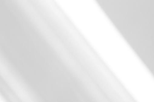 sombra diagonal en una pared blanca photo