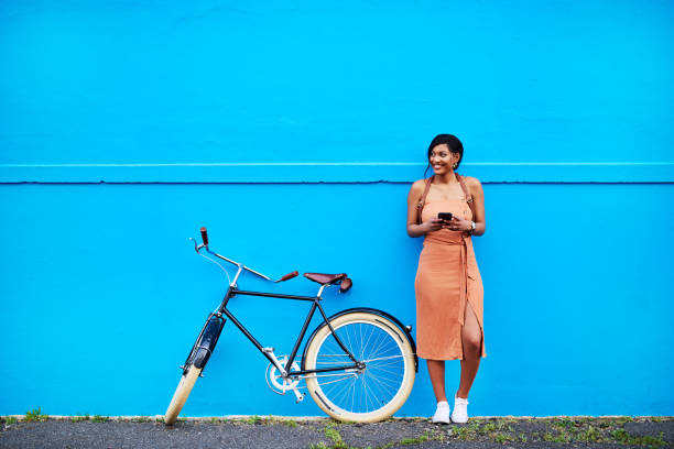 fermati e connettiti con l'ambiente circostante - cycling bicycle women city life foto e immagini stock