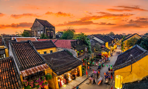 hoi an, vietnam: hohe aussicht auf hoi eine antike stadt bei sonnenuntergang. - vietnamesisch stock-fotos und bilder