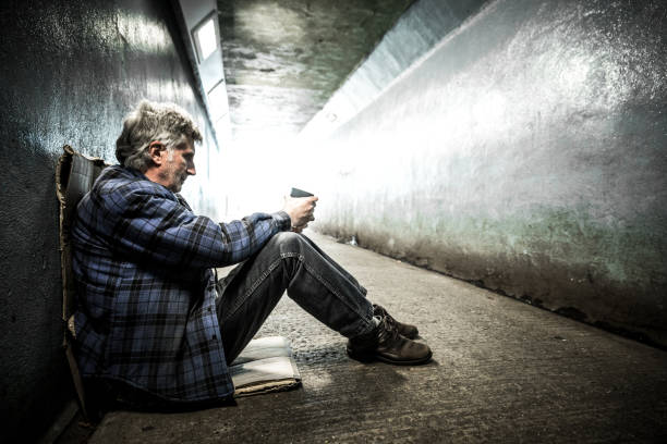 homme aîné sans abri mendiant dans le tunnel de métro - winter migration photos et images de collection