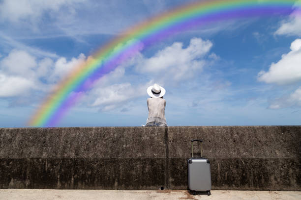 虹を見ている若い女性 - 幸運 ストックフォトと画像