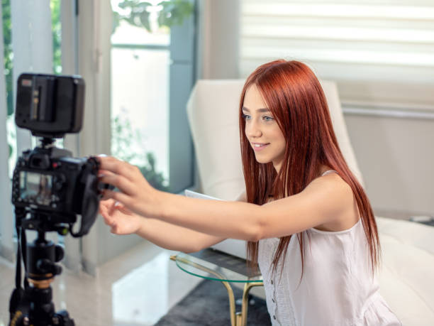 vlogging - women home video camera camera vitality - fotografias e filmes do acervo