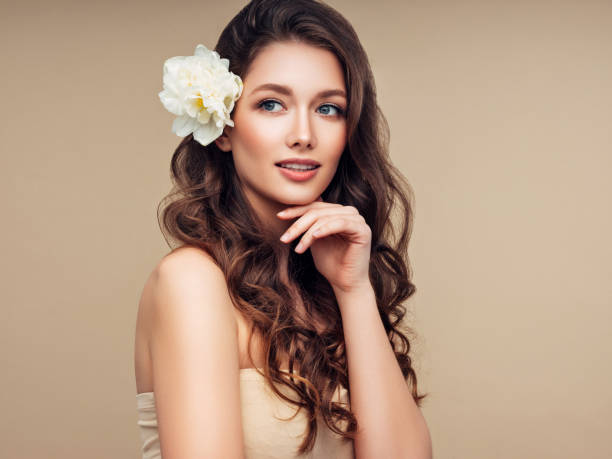 bellissimo ritratto di ragazza con fiore tra i capelli - beauty women beautiful single flower foto e immagini stock