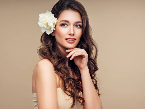 красивый портрет молодой девушки с цветком в волосах - hair flower стоковые фото и изображения