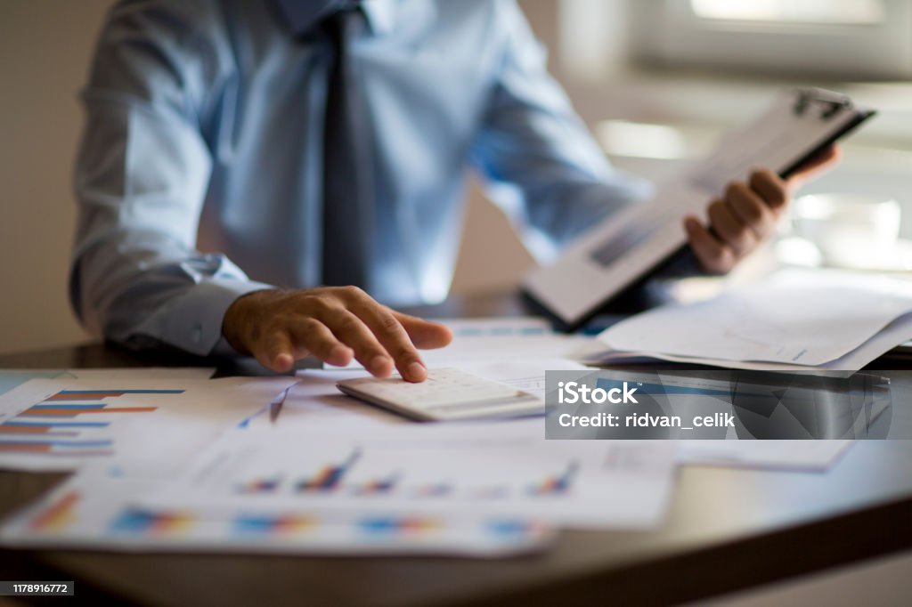 Business Accounting Konzept, Geschäftsmann mit Taschenrechner mit Computer-Laptop, Budget und Leihpapier im Büro. - Lizenzfrei Finanzen Stock-Foto