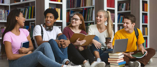 cinco estudantes internacionais que têm o bom tempo na biblioteca da universidade - nerd student female exam - fotografias e filmes do acervo