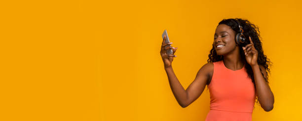 afrikanische mädchen macht selfie beim musikhören - exercising women sport studio shot stock-fotos und bilder