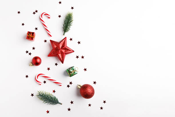 boules de noel, branches de sapin et ornement de noel sur le fond blanc. - food heart shape red photography photos et images de collection