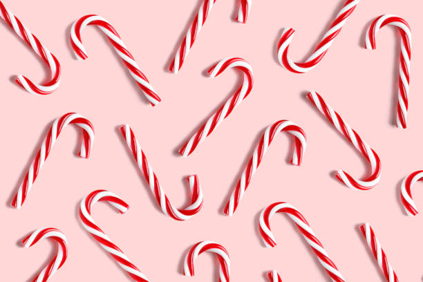 caña de caramelo para el diseño de la fiesta sobre fondo rosa. - candy cane christmas candy frame fotografías e imágenes de stock