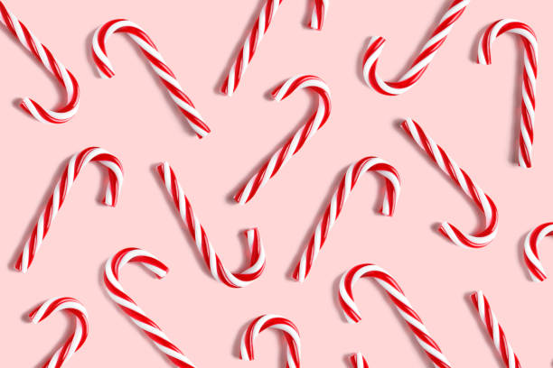 분홍색 배경에 파티 디자인용 사탕 지팡이. - candy cane 뉴스 사진 이미지