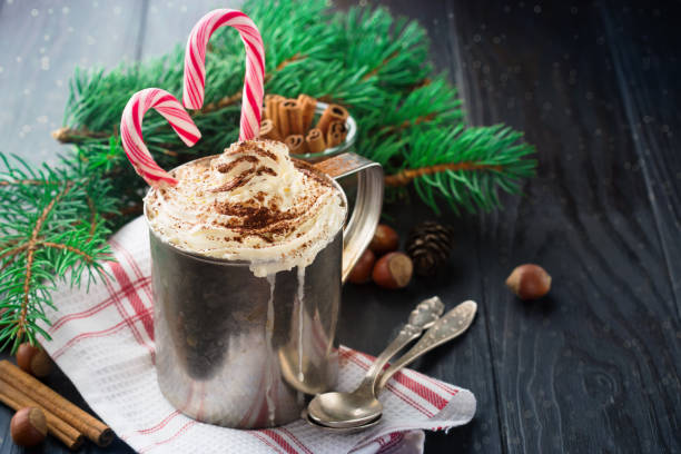 рождественский домашний мята горячий шоколад - peppermint chocolate candy christmas стоковые фото и изображения