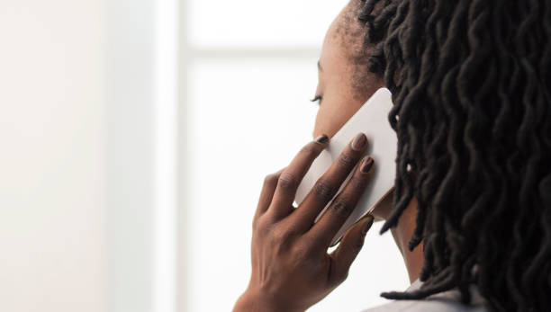 unkenntlich stein businesswoman talking on cellphone in office, closeup - nicht erkennbare person stock-fotos und bilder