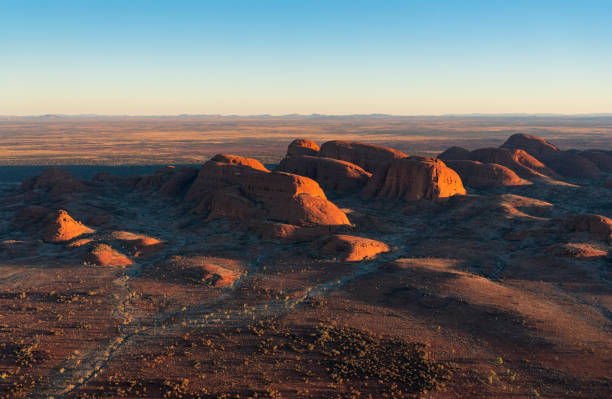 aerial view of kata tjuta in the evening sun - olgas imagens e fotografias de stock