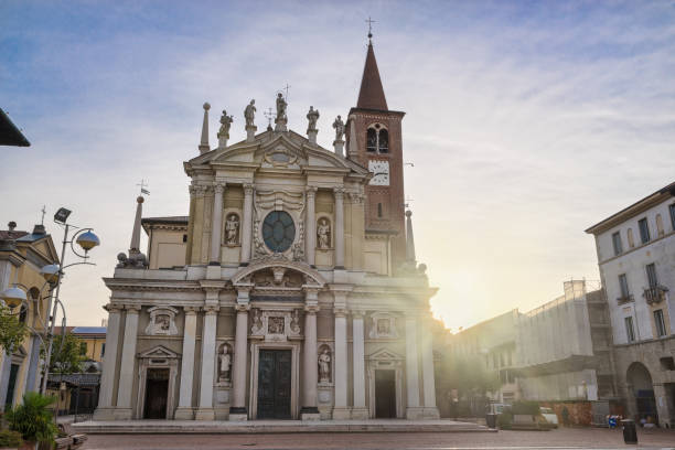 centro histórico de uma cidade italiana. busto arsizio, piazza san giovanni (quadrado saint giovanni) com a basílica san giovanni battista (xiii-século xvii) - varese - fotografias e filmes do acervo