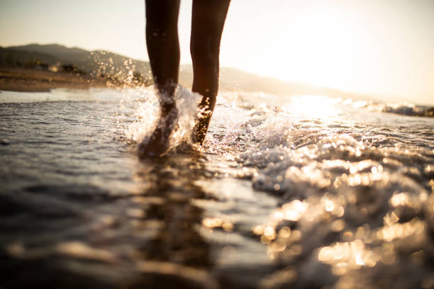 disfrutar de un paseo descalzo en el océano - barefoot behavior toned image close up fotografías e imágenes de stock