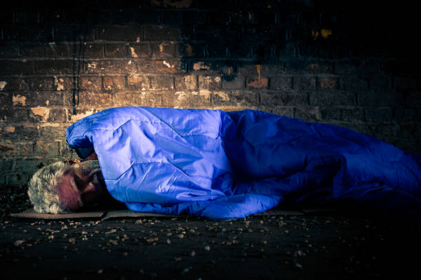 anciano sin hogar durmiendo áspero en el túnel - brick wall homelessness wall begging fotografías e imágenes de stock