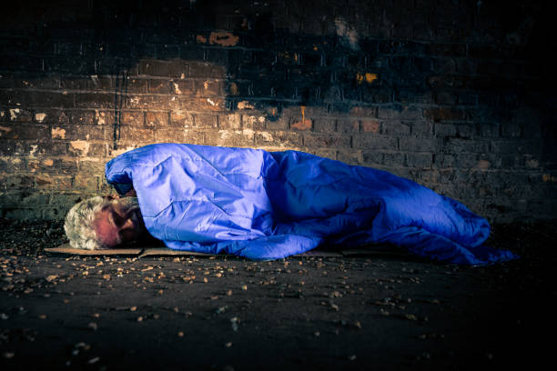 anciano sin hogar durmiendo áspero en el túnel - brick wall homelessness wall begging fotografías e imágenes de stock