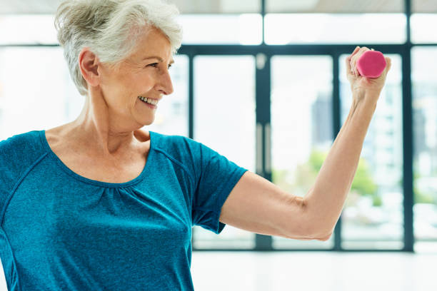 bewegung ist ein wichtiger bestandteil der täglichen gesundheit - osteoporose stock-fotos und bilder