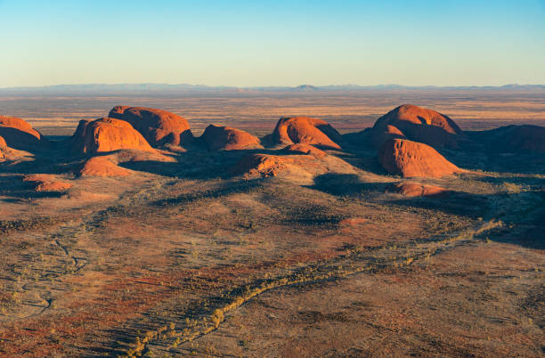 aerial view of kata tjuta in the evening sun - olgas imagens e fotografias de stock