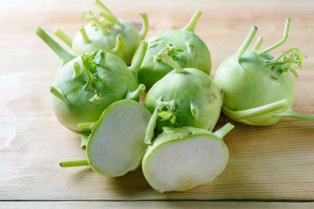 木材の背景に新鮮な緑のコルラビやドイツのカブやカブキャベツ。 - kohlrabi on food ripe ストックフォトと画像