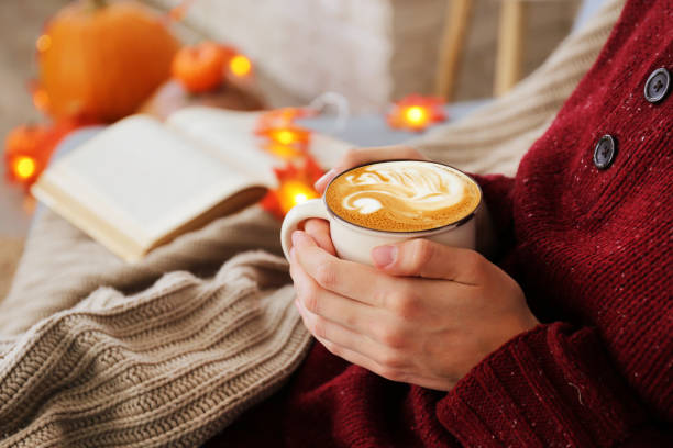 femme ayant une boisson chaude avec la mousse d'art de latte. - coffee pumpkin latté autumn photos et images de collection