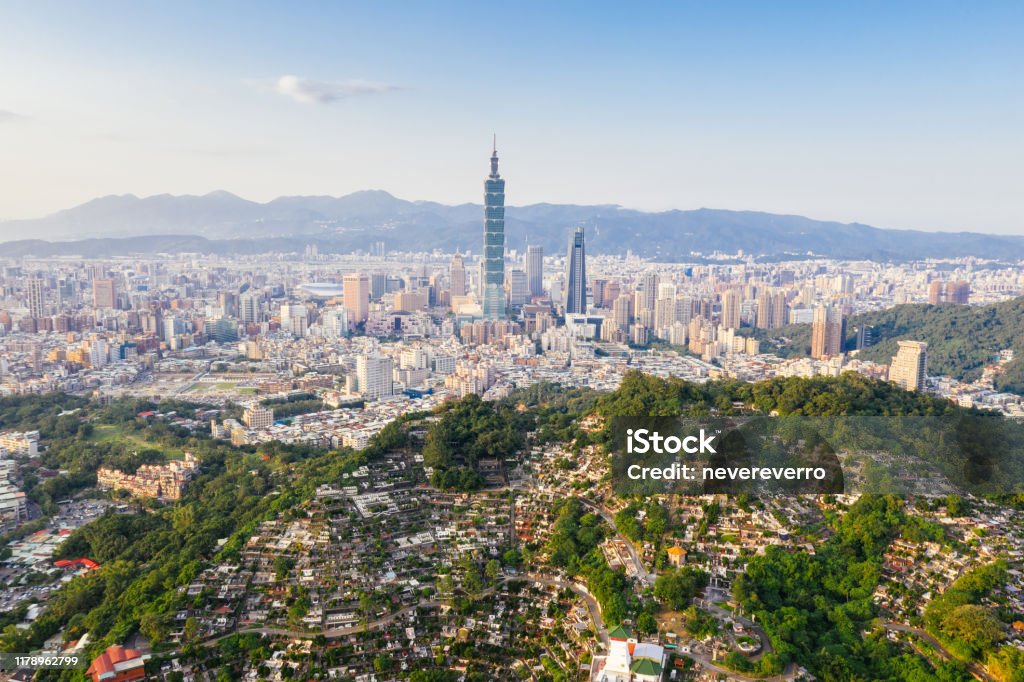 Vista aérea da cidade de Taipei, Formosa - Foto de stock de Silhueta urbana royalty-free