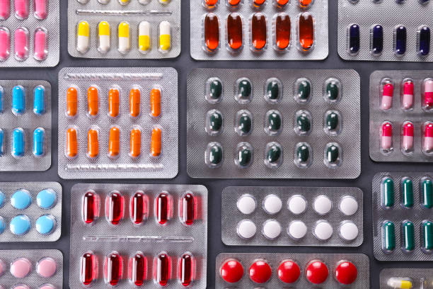 ブリスターパックに多くの異なる錠剤や錠剤.ヘルスケアと医療の概念。 - perscription capsule frame pill ストックフォトと画像