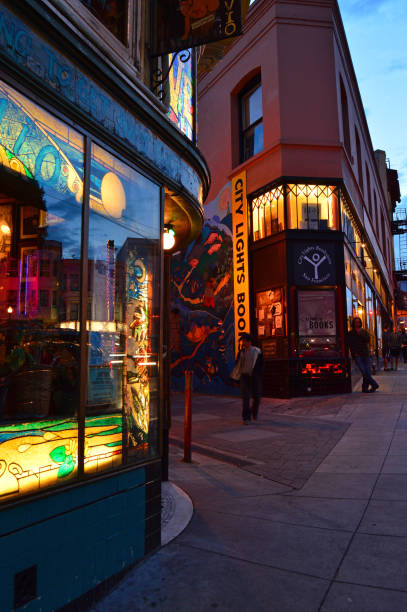 city lights bookstore et vesuvio cafe sont deux monuments littéraires à san francisco - literary photos et images de collection