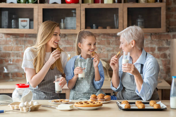 新鮮なペストリーを楽しむ女性の家族, ミルクを飲む - grandmother pie cooking baking ストックフォトと画像