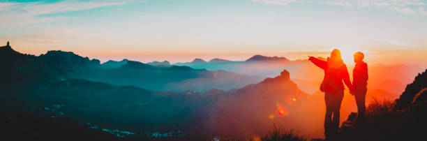 mutter und sohn reisen bei sonnenuntergang in den bergen, panorama - baby pointing child showing stock-fotos und bilder