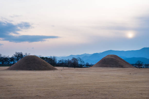 daereungwon ancient tombs - 16727 imagens e fotografias de stock