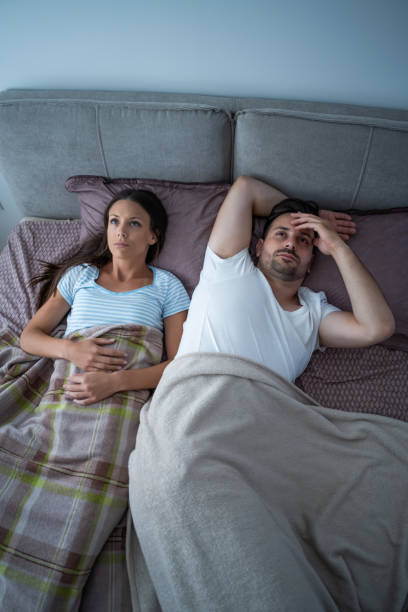 젊은 부부는 관계에 어려움을 겪고있다. - men women contemplation sleeping 뉴스 사진 이미지