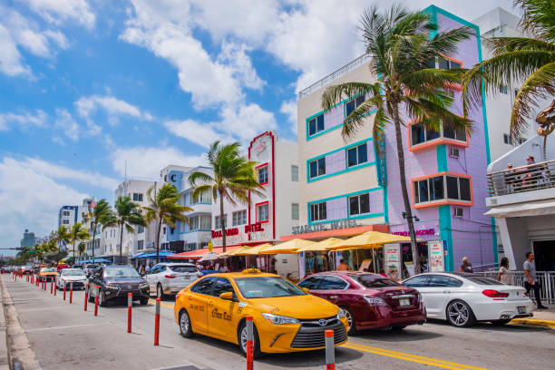 Hotels, apartments and other structures face Ocean Drive in Miami Beach, and form the Art Deco District, in other words the largest collection of Art Deco architecture in the world, listed on the National Register of Historic Places since 1979. From the afternoon, Ocean Drive is crowded with young people and tourists.