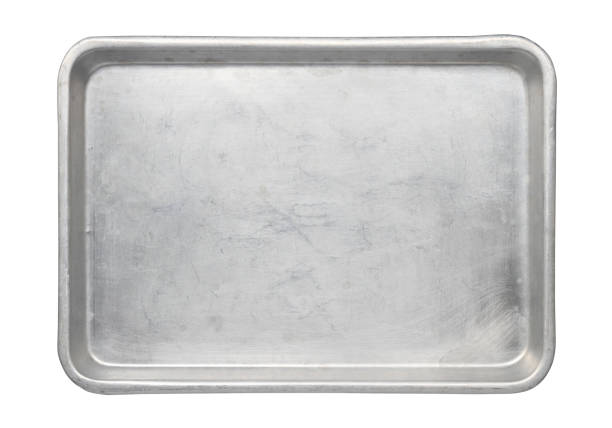 металлическая выпечка кастрюлю алюминиевый лоток - поднос стоковые фото и изображения