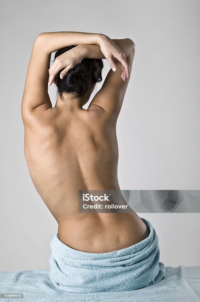 Femme d'étirements - Photo de Nu libre de droits