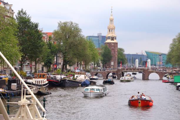 canal d'amsterdam - montelbaan tower photos et images de collection