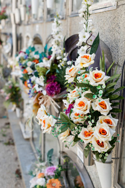 blumen auf einem friedhof - 16318 stock-fotos und bilder