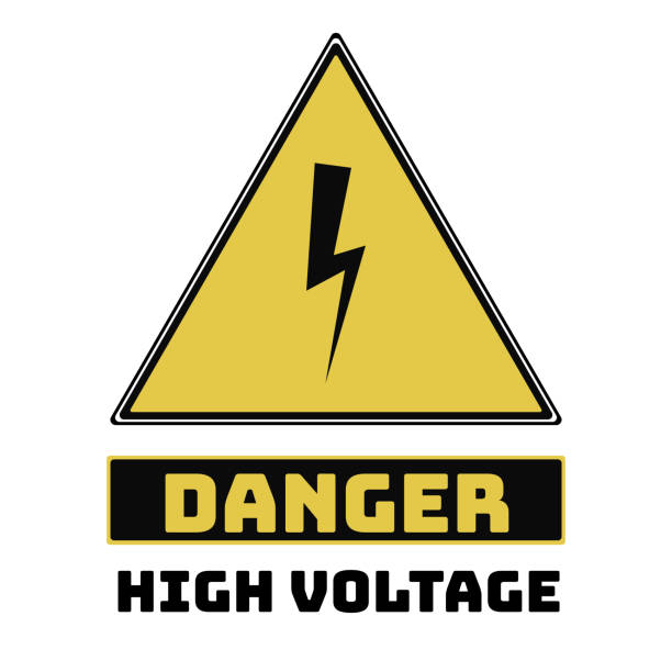 黒と黄色の三角形ハザード警告と注意道路は、高電圧の危険性を示します。記号付き .白い背景に隔離されています。注意・事故防止、注意通知、ベクトルイラスト - exclamation point alertness error message symbol点のイラスト素材／クリップアート素材／マンガ素材／アイコン素材