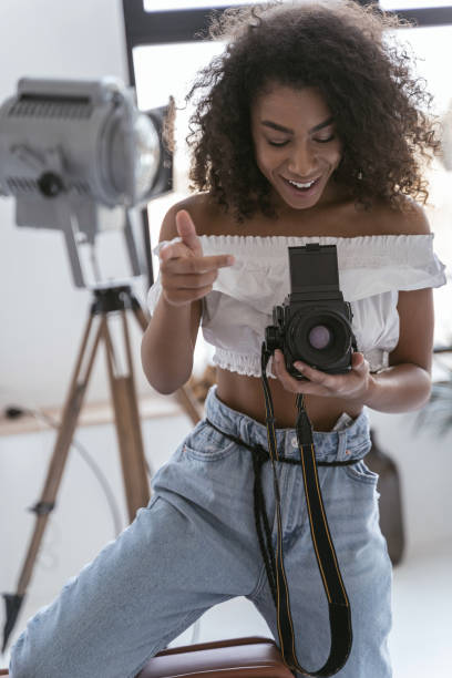 istock Concentrated photographer beginning the new photo session 1179009070