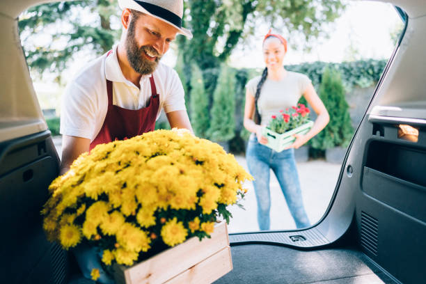 istock Florist placing flowers in client's car 1179009075