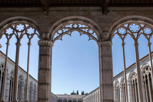 camposanto monumentale di pisa. cemitério monumental, pátio interior. colunas e arcos ornamentado. vista interior. itália, toscana. - camposanto monumentale - fotografias e filmes do acervo