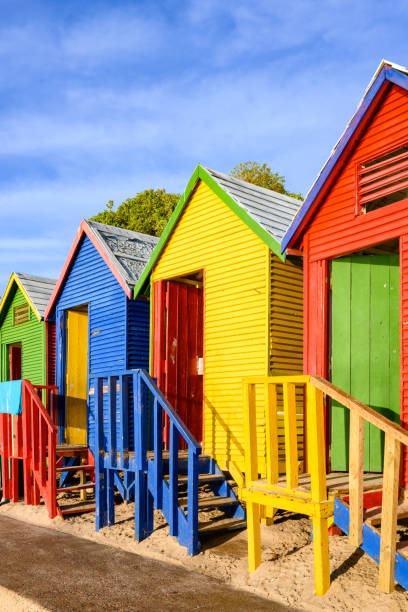 남아프리카 공화국의 다채로운 케이프 타운 세인트 제임스 비치 오두막 - cape town beach hut multi colored 뉴스 사진 이미지