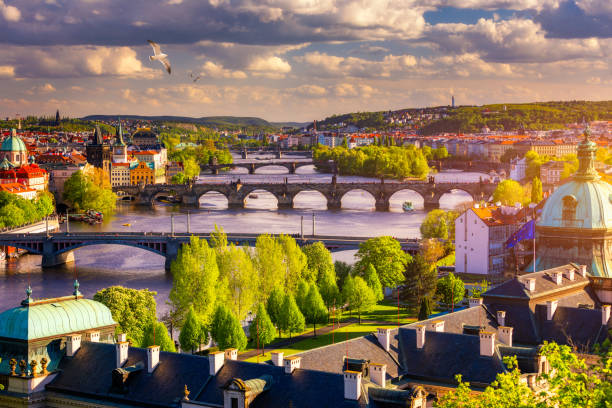 Scenic view of the Old Town pier architecture and Charles Bridge over Vltava river in Prague, Czech Republic. Prague iconic Charles Bridge (Karluv Most) and Old Town Bridge Tower at sunset, Czechia. vista panorámica de la arquitectura del muelle del casco antiguo y el puente de carlos sobre el río moldava en praga, república checa. el emblemático puente de carlos de praga (karluv most) y la torre del puente de la ciudad vieja al atardecer, chequia