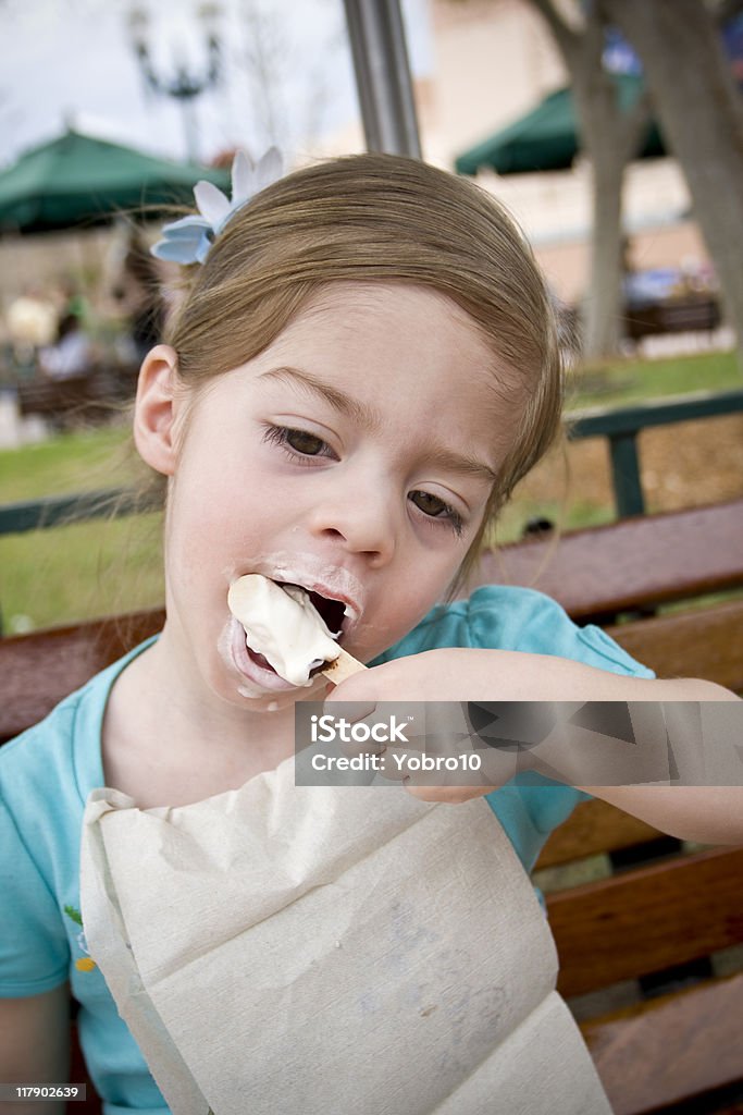 Enfant lécher une glace - Photo de Collant - Description physique libre de droits